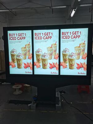 Pantalla LCD de señalización digital con 2500Cd/m2 de brillo y Cuad-core Cortex-A17 para publicidad al aire libre